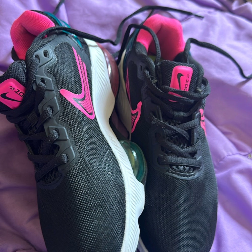 Black Nike sneakers for women in excellent condition size 9